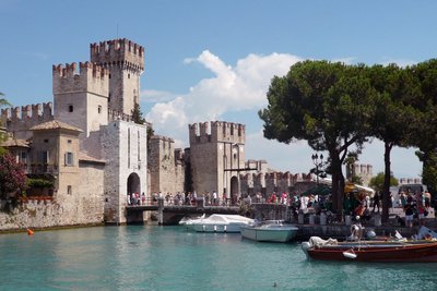 Auch nach Sirmione am Gardasee kommt man mit 100 Euro Spritgeld.