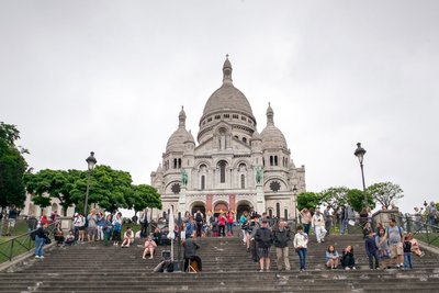 Ab diesem Sommer können Touristen auf der Metrolinie 14 und an der Standseilbahn Montmartre und in vielen Pariser Bussen ihre Tickets direkt mit einer Bankkarte kaufen.