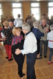60 "Junggebliebene" waren zum ersten Tanztee nach der Coronapause in die Werdauer Stadthalle "Pleißenthal" gekommen. Für flotte Klänge sorgte Duo Malte und Christa Liebel.