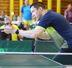 Hoch konzentriert: Steffen Schreiter vom TTV Marienberg hat das B-Turnier in Thum gewonnen. 