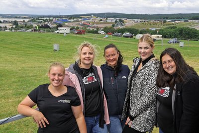 Organisationschefin Luisa Drummer (2.v.li.) und ihre Truppe - Mira Maier, Alina Flehsa, Nicole Romanowski (von re.) und Sisi Vasold (li.) – kümmert sich auf dem Ankerberg um die Camper.