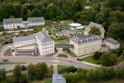 Das Kurhaus (vorn links) auf dem Gelände der Rehabilitationsklinik wurde modernisiert.