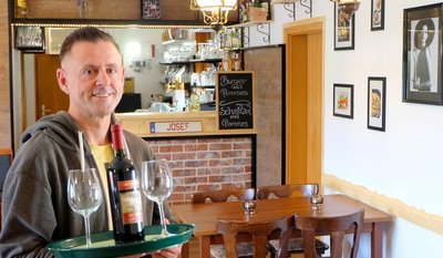 Seit 2014 hat Josef Begu das kleine Lokal "Due Pizza" am Lugauer Markt betrieben. Seit einer Woche ist die Pizzeria geschlossen, denn der Gastwirt startet unter neuem Namen in einem Lugauer Traditionshaus neu durch. 