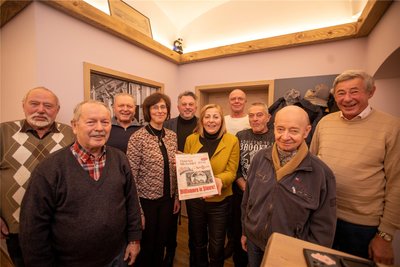 Joachim Ott konnte über all die Jahre auf ein engagiertes Team von Postkartensammlern und Unterstützern bauen. Von links: Jürgen Grünert, Peter Winkler, Harald Strunz, Doris Meijler, Joachim und Karin Ott, Frank Wörpel, Gunter Schoberth, Manfred Schneider und Roland Seifert.