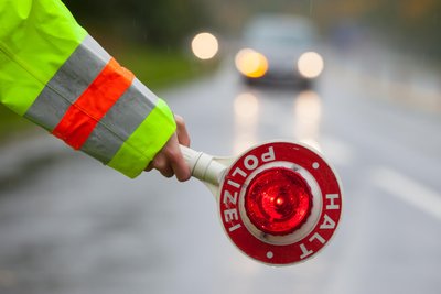 Mit 1,7 Promille hat die Polizei einen Pkw-Fahrer aus dem Verkehr gezogen.