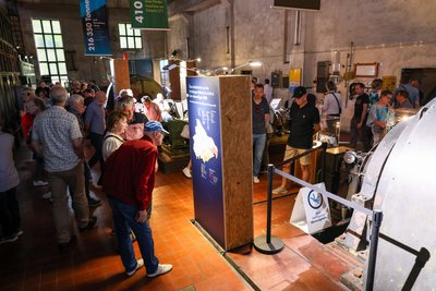 Gewimmel im Maschinenhaus. Zur Eröffnung war die Ausstellung sehr gut besucht.