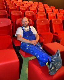 Die Füße kann Filmbühnen-Chef Andreas Ronneberger nur fürs Foto hochlegen. Vor der Wiedereröffnung ist noch einiges zu tun. 