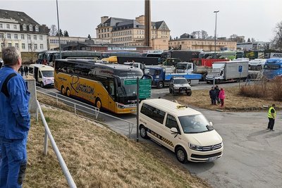 Sortieren für die Protestfahrt in Richtung Heinzebank: Mehr als 100 Lastwagen, Kleintransporter, Busse und Taxis aus dem gesamten Erzgebirge haben sich am Nachmittag auf dem Kätplatz in Annaberg-Buchholz zur Protestfahrt formiert. 
