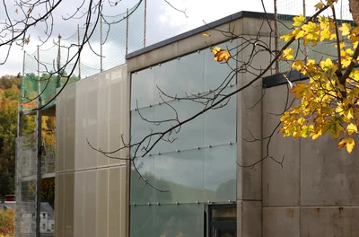 Auch dieser Teil der Seitenfassade ist durchaus sehenswert, lässt eher nicht auf ein langweiliges Parkhaus schließen.