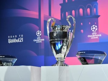  Fußball-Bundesligist RB Leipzig trifft im Achtelfinale der Champions League auf den englischen Meister FC Liverpool.