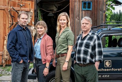 Werden wieder im kommenden siebten Erzgebirgskrimi Hauptrollen spielen: Kai Scheve und Lara Mandoki agieren als Kommissare, Teresa Weißbach ist als Försterin zu sehen und Andreas Schmidt-Schaller (v. l.) als ihr Vater.