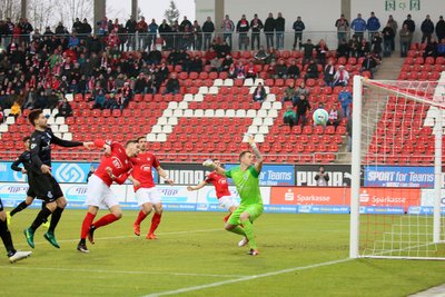 Glück für Torwart Mark Flekken (Duisburg): Jonas Nietfelds (Zwickau) Ball prallt gegen den Pfosten.