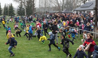 1000 Schokohasen und 1000 Ostereier waren auf dem Sportplatz des SV Lok Glauchau/Niederlungwitz ausgelegt worden.