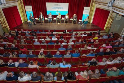 Die Landratskandidaten Uwe Drechsel, Thomas Fiedler, Thomas Hennig, Janina Pfau und Roberto Rink stellten sich beim "Freie Presse"-Leserforum im Vogtland-Theater den Fragen der Redakteurinnen Nicole Jähn und Nancy Dietrich. Auch das Publikum fühlte den Bewerbern auf den Zahn. 