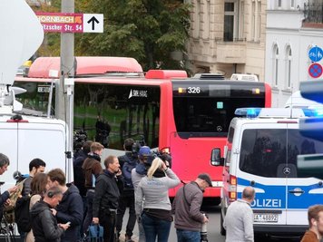            Mitglieder der jüdischen Gemeinde und Besucher der Synagoge in Halle werden in Sicherheit gebracht.
