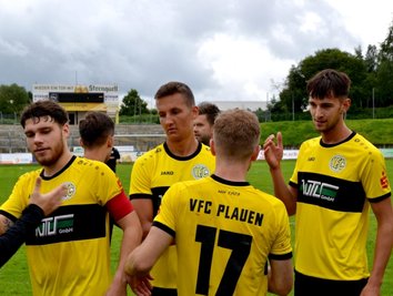 Jugend forscht heißt es in dieser Saison beim Fußball-Oberligisten VFC Plauen. Die Kapitänsbinde trug am Sonntag der 22-jährige Kevin Walther (links). 