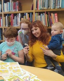 Manja Jähne mit ihren Kindern Carl Elisa und Laura beim Basteln in der Bibliothek.