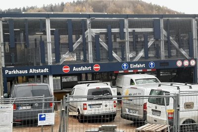 Fahrzeuge von Bau- und Handwerksfirmen am Dienstagvormittag vor dem altstadtnahen Parkhaus in Schwarzenberg. 
