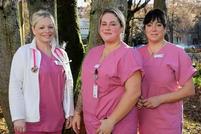 Ärztin Christin Dylong und die beiden Schwestern Theresa Triemer und Daniela Keller (von links) freuen sich, dass sie einem jungen Patienten nicht nur medizinisch helfen konnten. 