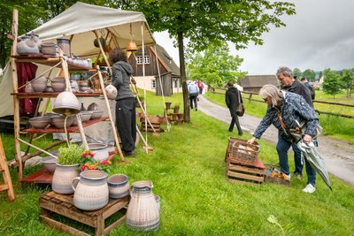 Das Museumsgelände bietet die perfekte Kulisse für Holzkunst, Musik und Kulinarik.