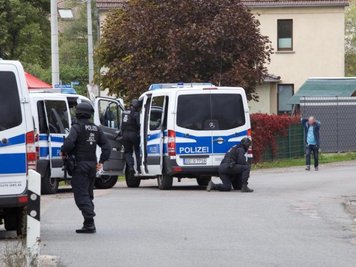            Polizisten stellen einen Mann bei Gollma/Landsberg. Neben den Schüssen in Halle hat es auch Schüsse im rund 15 Kilometer entfernten Landsberg gegeben.