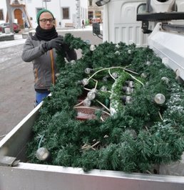 Elektromonteur Florian Breitfeld packt den Weihnachtsschmuck am Obermarkt ein.