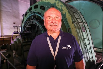 Frank Hippold vor einem der großen Elektromotoren, die er früher gewartet hat.
