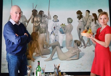 Der Maler Erich Kissing in seinem Atelier in Leipzig mit dem Modell Kerstin Wentz vor dem Gemälde "Weiche Landung". Die Marketing-Angestellte aus Leipzig, die auf diesem Gemälde mit dem Raumfahrer Sigmund Jähn abgebildet ist, stand auch vielen anderen Künstlern Modell.