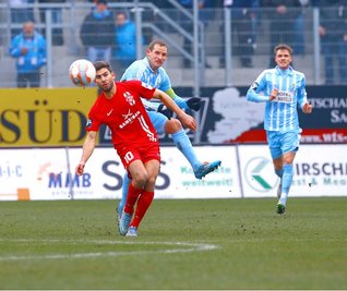 Der Würzburger Spieler Nejmeddin Daghfous setzt sich gegen Anton Fink vom CfC durch.