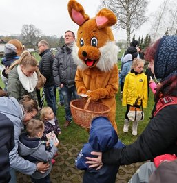 700 Kinder und Eltern suchten zusammen Ostereier.
