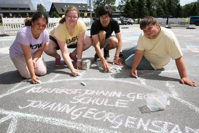 Beteiligen sich an der Straßenmalaktion: Samantha Marwan, Doreen Runde, Roland Weihers, Felix Hentschel (von links)