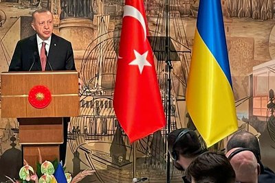 Der türkische Präsident Recep Tayyip Erdogan (links) spricht in Istanbul zu den Vertretern aus Kiew und Moskau.