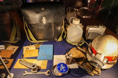 Teil der Ausstellung: die persönliche Ausrüstung des Hauers Michael Heuer.