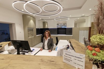 Hier kommen alle Kurgäste von Thermalbad Wiesenbad an: an der neuen Rezeption im Kurhaus. Im Bild: Annett Uhlig.