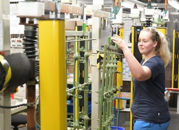 Amanda Richter hat bei der Saxonia Galvanik in Halsbrücke den Beruf einer Oberflächenbeschichterin erlernt. Nach dreijähriger Ausbildung wurde sie 2021 als Facharbeiterin übernommen. 