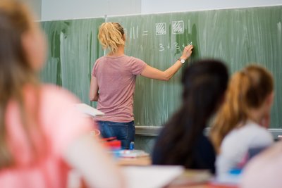 Um Referendare aufs Land zu locken, führte der damalige Kultusminister Christian Piwarz 2019 den Anwärtersonderzuschlag „Ländlicher Raum“ ein. Der entfällt ab 2026 fast landesweit an Grundschulen.