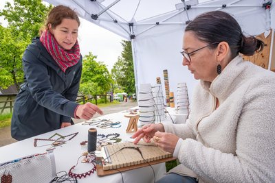 Thorid Zierold (l.) lässt sich von Suzana Predic aus Jena Makramee-Schmuck zeigen.