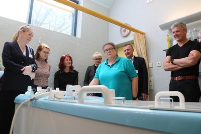Auch ein Radonwannenbad stand auf dem Besichtigungsplan, links Kurbad-Geschäftsführerin Kathrin Bösecke-Spapens.