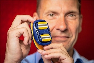 Jurij Schleip-Ols mit seinem Körperrasierer, der auf einen Streich in zwei Richtungen rasiert. 