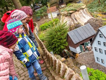 Der Miniaturpark Klein-Erzgebirge in Oederan ist Karfreitag in die neue Saison gestartet. Besucher wie diese Familie aus Berlin hatten viel zu entdecken.