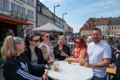 Diese Freunde aus Frankenberg treffen sich regelmäßig zum Bauernmarkt, beginnen ihn mit einem Frühschoppen, um dann später einzukaufen.