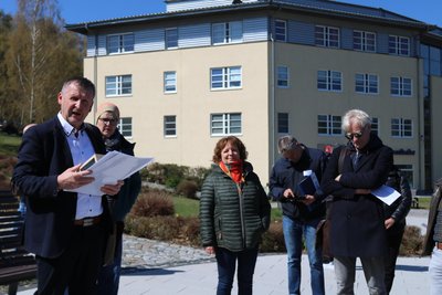 Der Beigeordnete Jens Müller (l.) informierte die Beiratsmitglieder über Vorhaben im Kurort wie den Bau einer Anlage mit Kleinstwohnungen auf einer Grünfläche nahe des Ärztehauses.