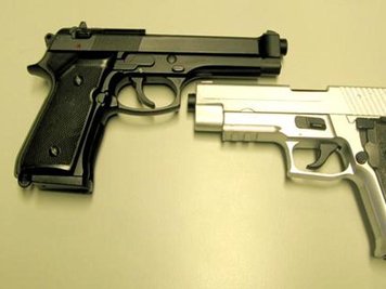            Das Foto der Polizei zeigt Softair-Pistolen (undatiertes Symbolbild).