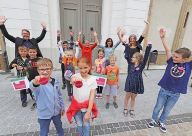 Gemeinsam mit Museumspädagogin Antje Ahlbrecht, Anja Fiedler, Leiterin des Amtes Kultur-Stadt-Marketing, Andrea Riedel, Direktorin des Stadt- und Bergbaumuseums, (hintere Reihe von rechts) und Oberbürgermeister Sven Krüger freuen sich die Silberlinge, dass es nun endlich losgeht. 