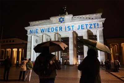 Der Schriftzug „Nie wieder ist jetzt“ wird zum 85. Jahrestag der Pogromnacht an das Brandenburger Tor projiziert. Antisemitische Vorfälle sind in der Bundesrepublik stark angestiegen.