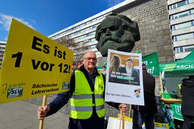 Lehrerproteste gegen das Maßnahmenpaket des Kultusministers Conrad Clemens im Frühjahr, mit dem der Unterrichtsausfall seit diesem Schuljahr verringert werden sollte.