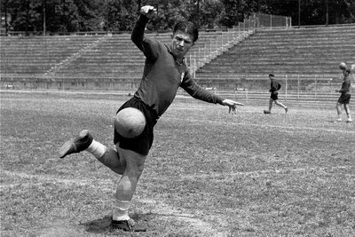 Ferenc Puskas streichelt den Ball. Von 1958 bis 1966 spielte der Ungar für Real Madrid.