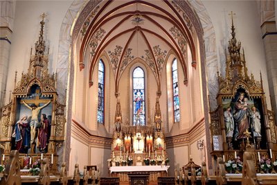 Der mehrfach restaurierte Innenraum der Kirche in Neugeschrei mit wertvollen Holzschnitzereien aus Österreich.