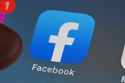 Auf seinem Facebook-Profil postete ein 55-jähriger Chemnitzer die Worte „Mit deutschem Gruß“. Sie fallen unter den Tatbestand des Verwendens von Kennzeichen verfassungswidriger und terroristischer Organisationen.