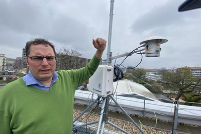„Das Ungleichgewicht der Strahlung nimmt zu“: Meteorologie-Professor Johannes Quaas mit Messgeräten auf dem Dach des Instituts der Universität Leipzig.